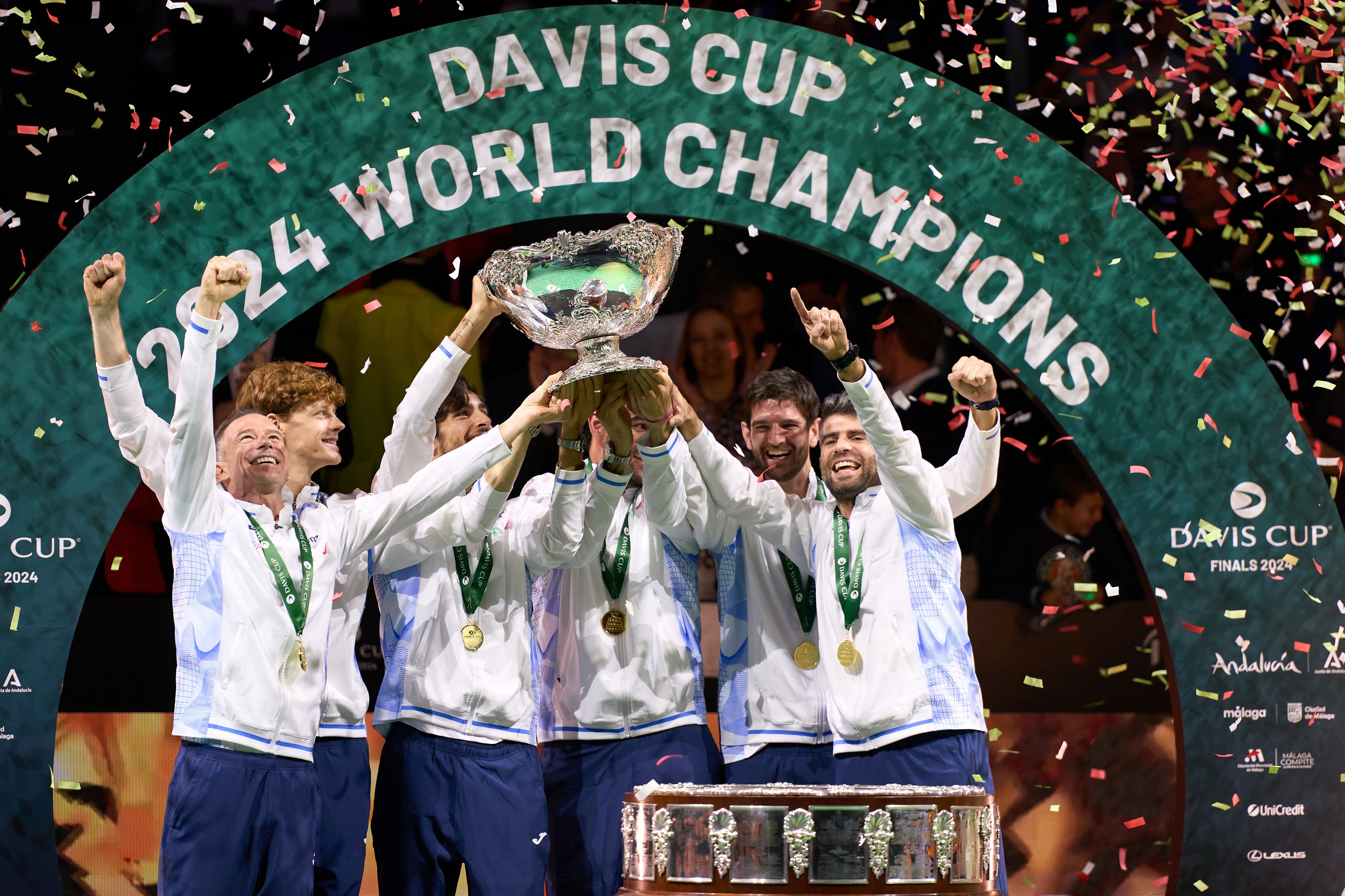 意大利足球队夺得冠军，球迷欢呼不已