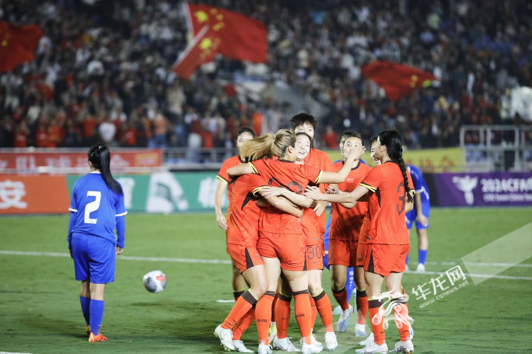 女足比赛中,中国队防守稳健,完胜对手 女足比赛中,中国队防守稳健,完胜对手