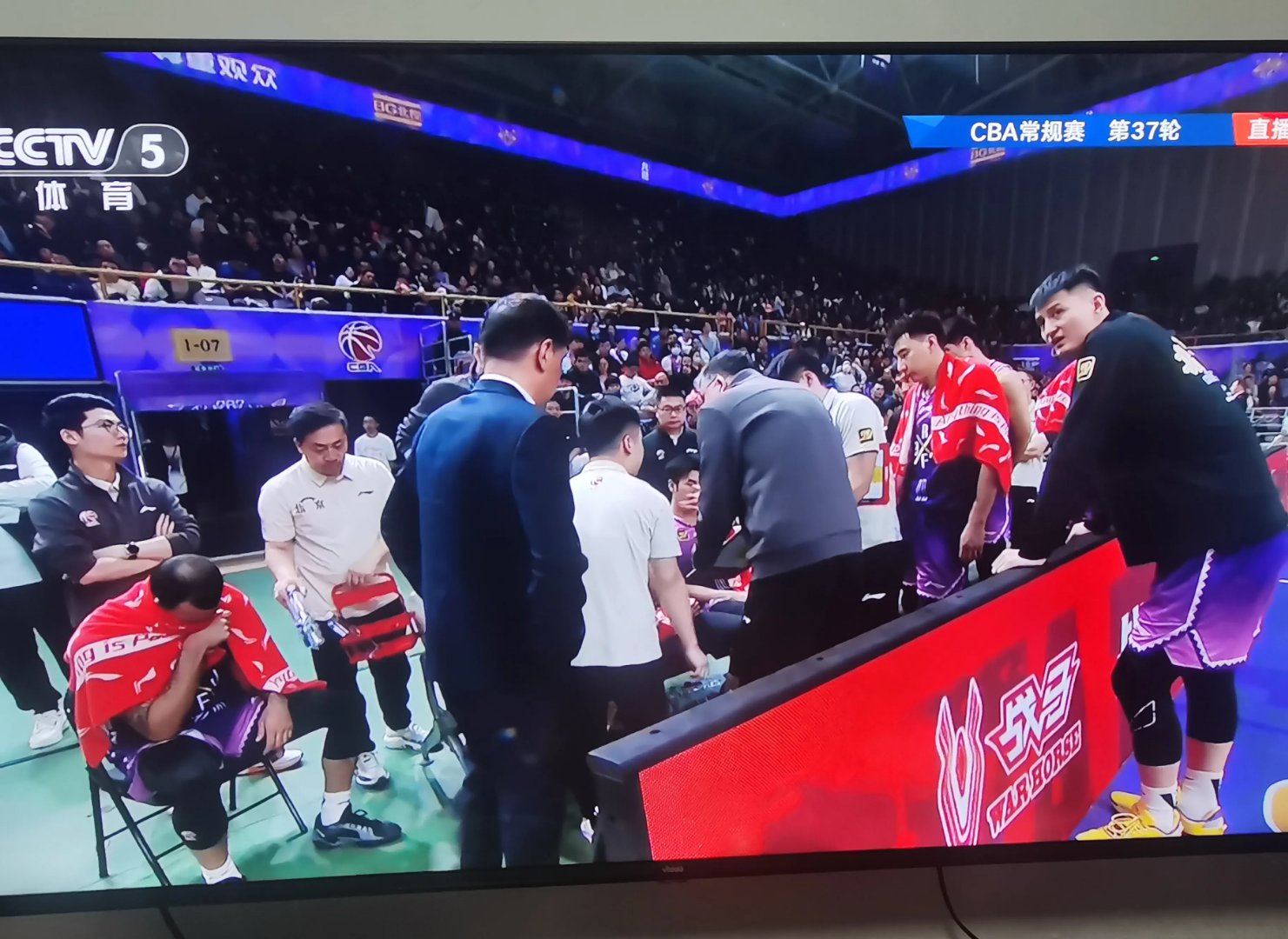 开云体育在线-激烈对抗在场上上演，球员们拼尽全力