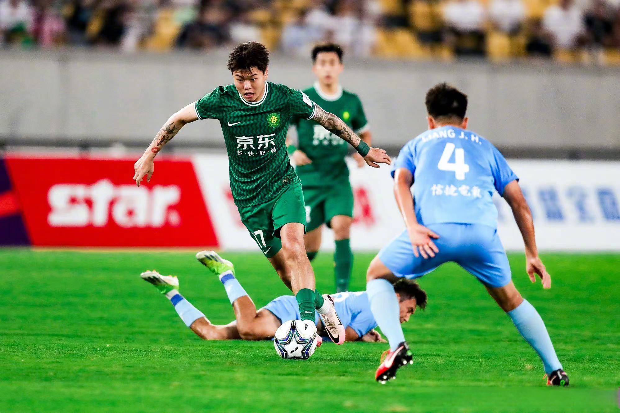 包含进球汇聚，比赛进行气氛热烈，球员个个精神抖擞的词条