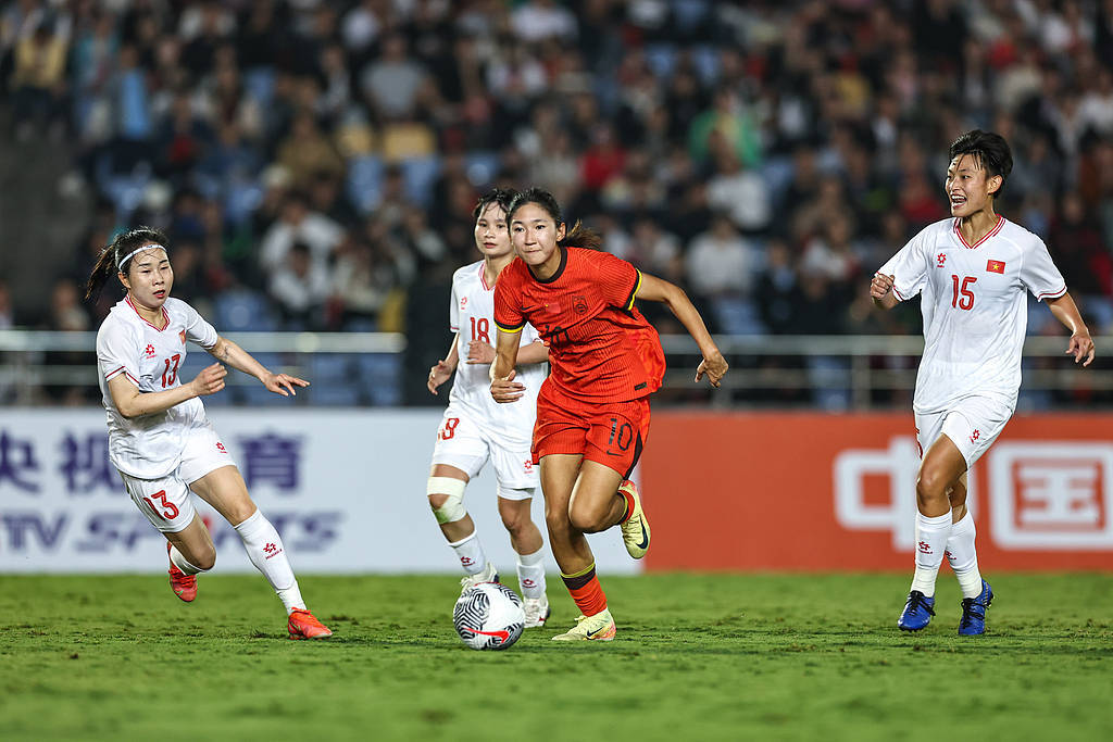 亚洲杯女足赛场上，球队实力均衡，比分胶着的简单介绍