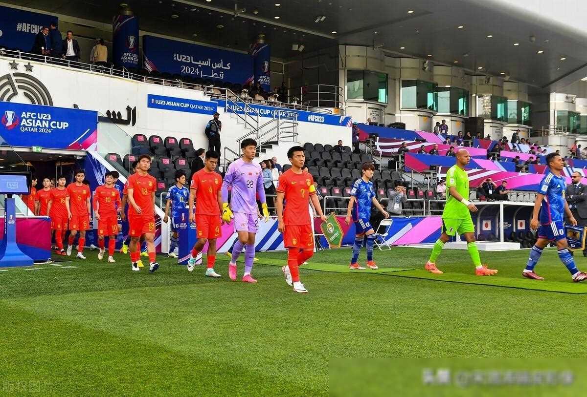 足球比赛中一次漂亮的长传助攻助队获胜