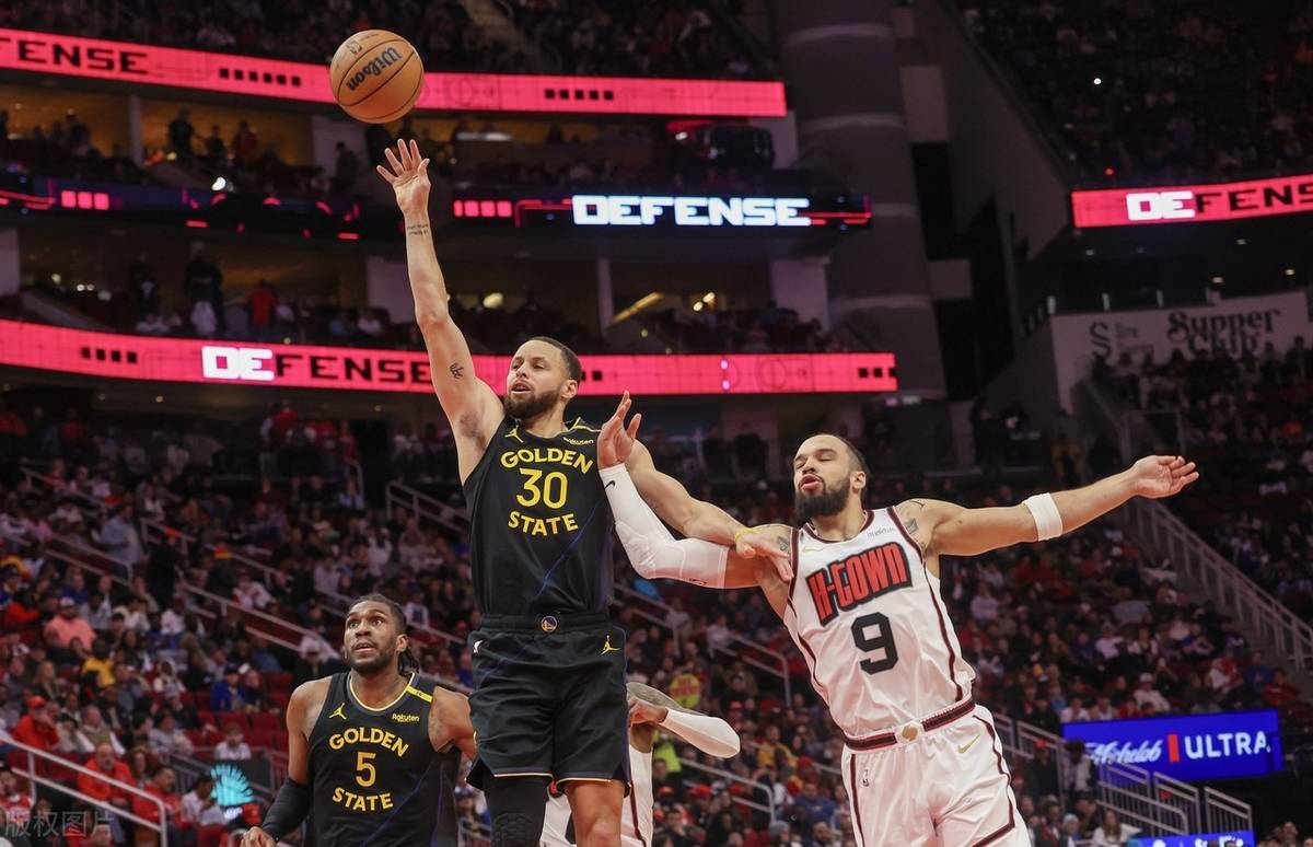 勇士队在客场比赛中巩固领先优势