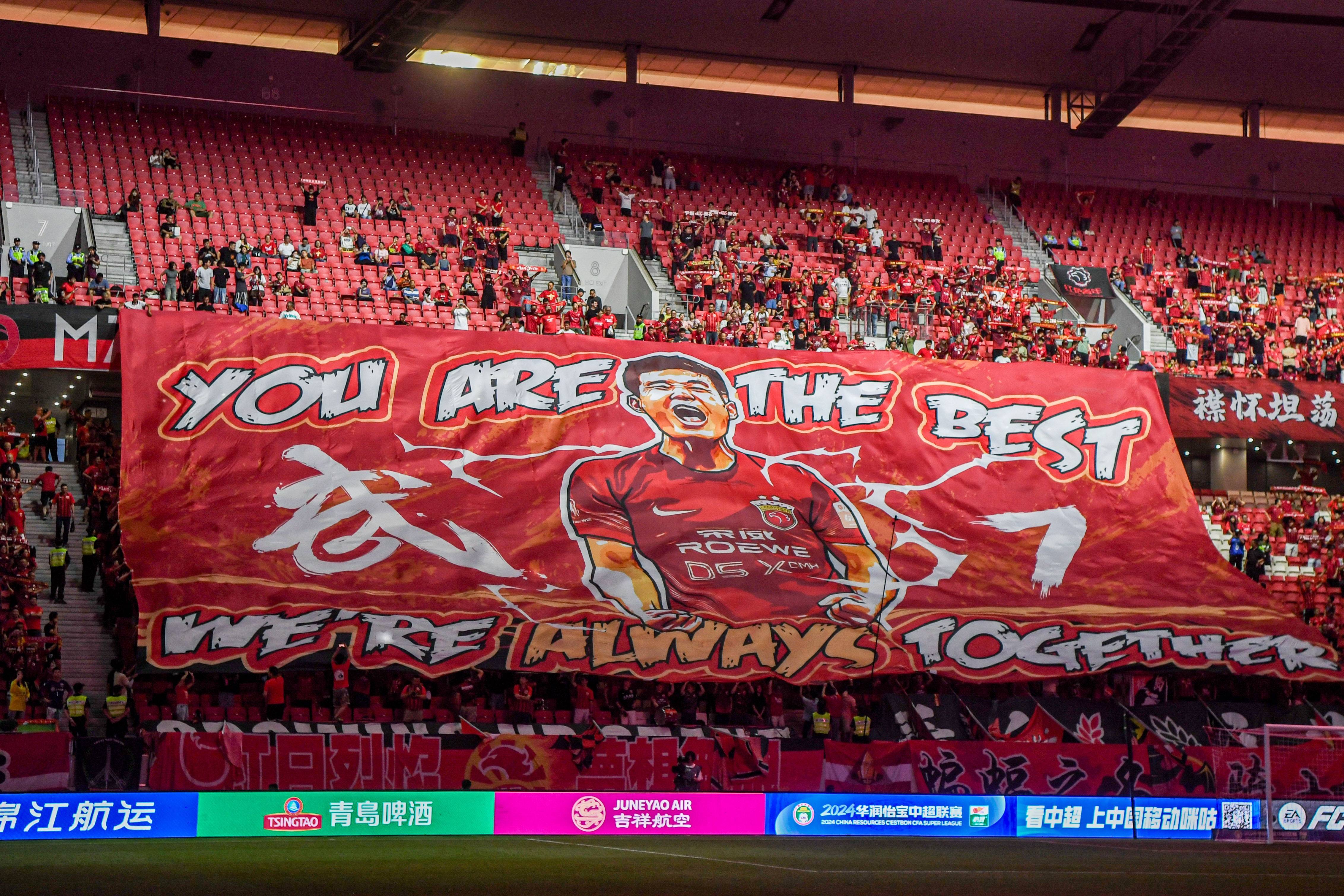 开云体育下载-中超球员技艺高超，球迷沉浸在精彩表演中的简单介绍