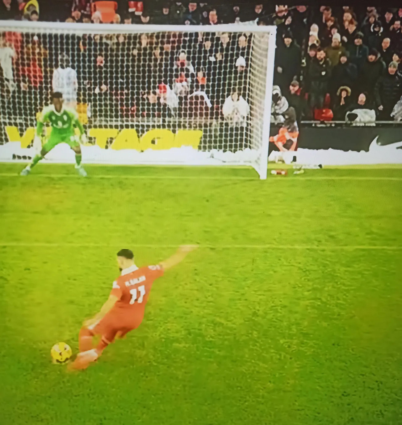 染红出场，球员遭遇意外暂停