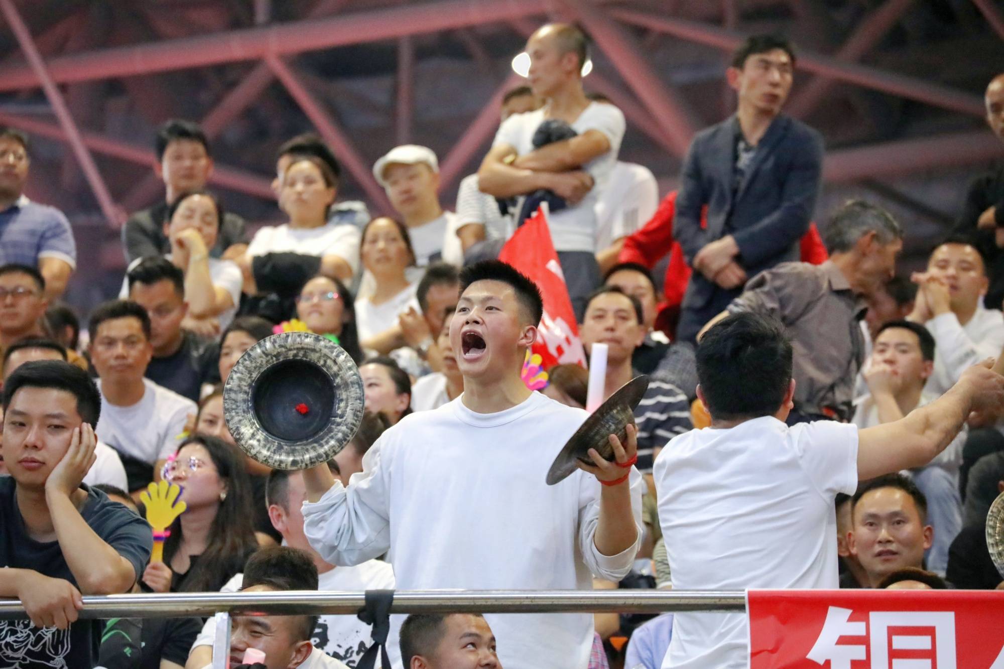 开云体育官网-观众热情点燃现场氛围，为球队加油助威