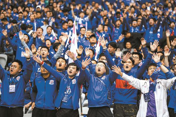 观众热情点燃现场氛围,为球队加油助威 观众热情点燃现场氛围,为球队加油助威