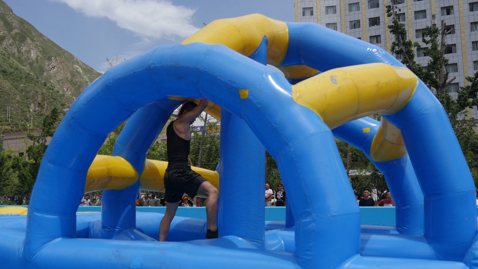 劲爆比赛：球员们毫不退缩，敢于冒险的简单介绍