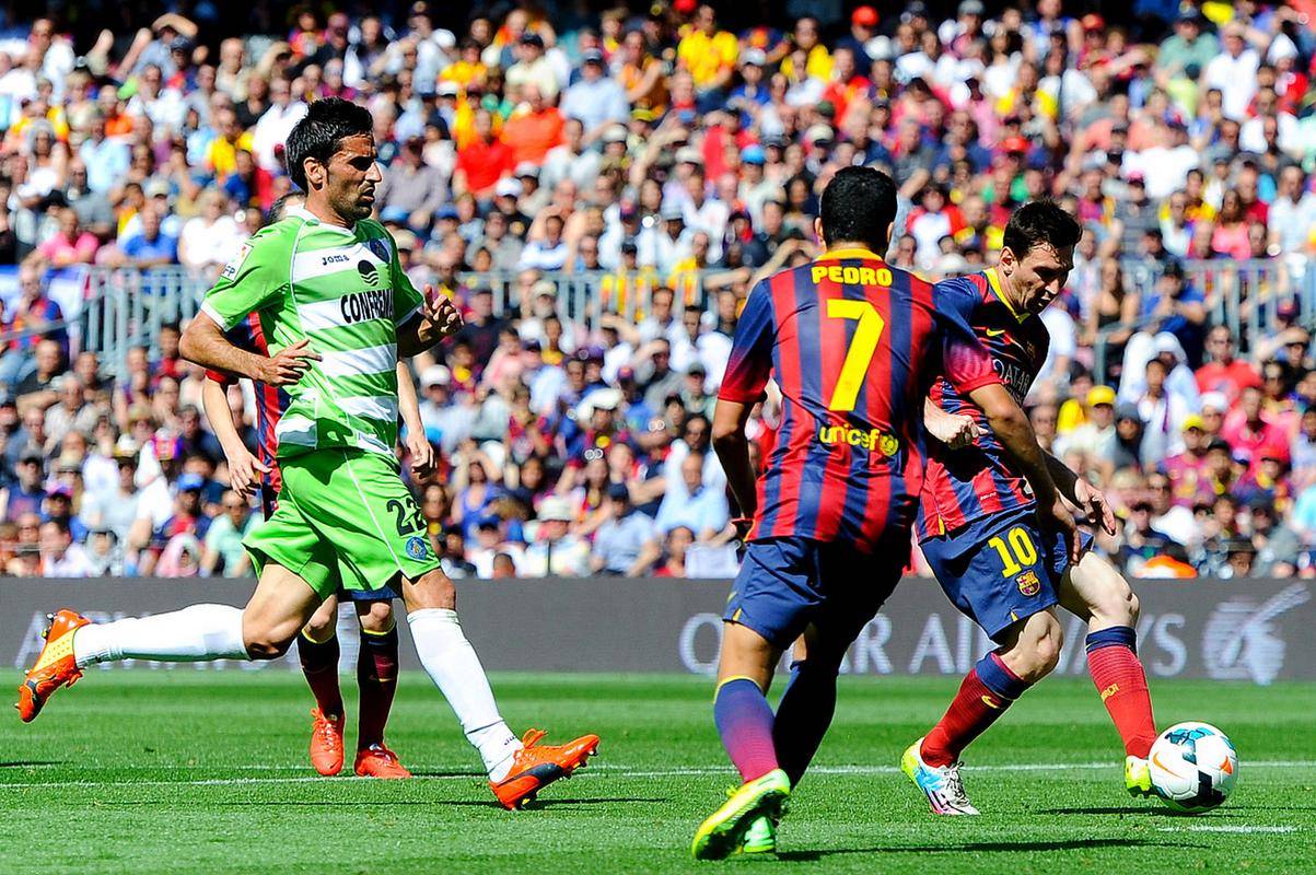 巴萨对阵比利亚雷亚尔:领跑者再战 巴萨对阵比利亚雷亚尔:领跑者再战