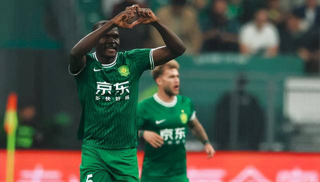 前锋连场进球,助球队大获全胜 前锋连场进球,助球队大获全胜