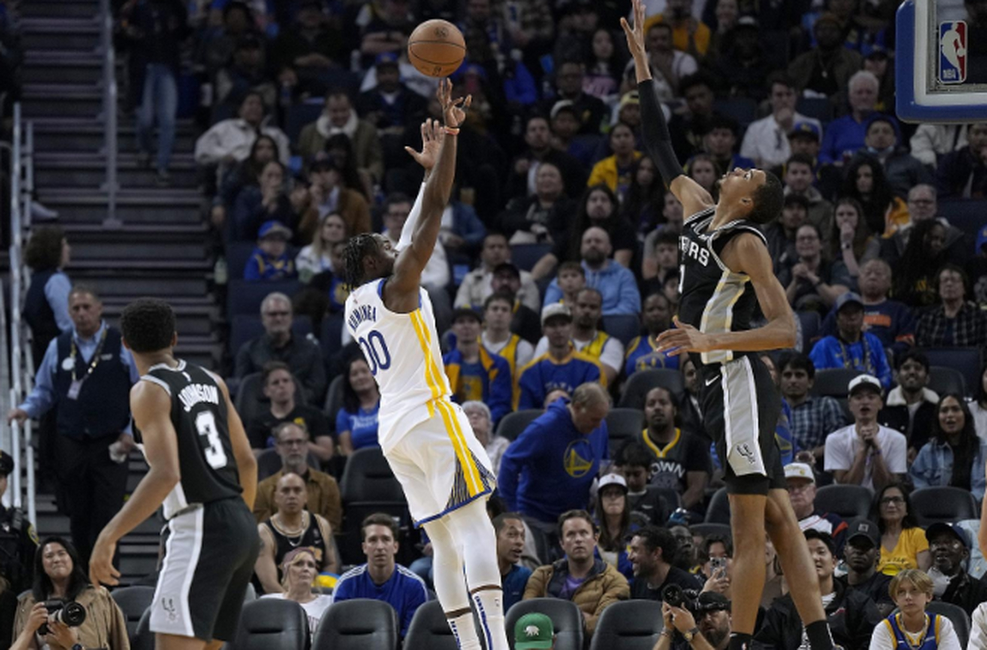 维金斯在活塞队拼尽全力,冲刺季后赛 维金斯在活塞队拼尽全力,冲刺季后赛