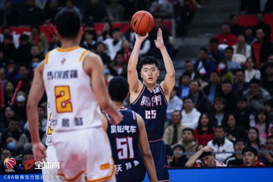 深圳队联手击败对手，夺得胜利