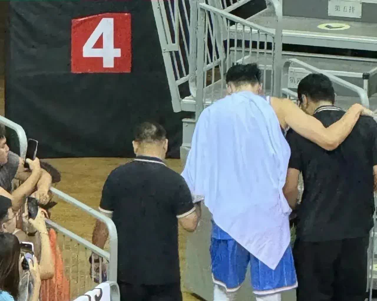 篮球界实拍现场:名宿突发状况引发紧急关注的简单介绍 篮球界实拍现场:名宿突发状况引发紧急关注的简单介绍