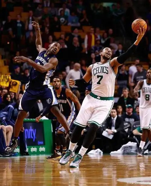 雄鹿横扫森林狼，字母哥狂砍+