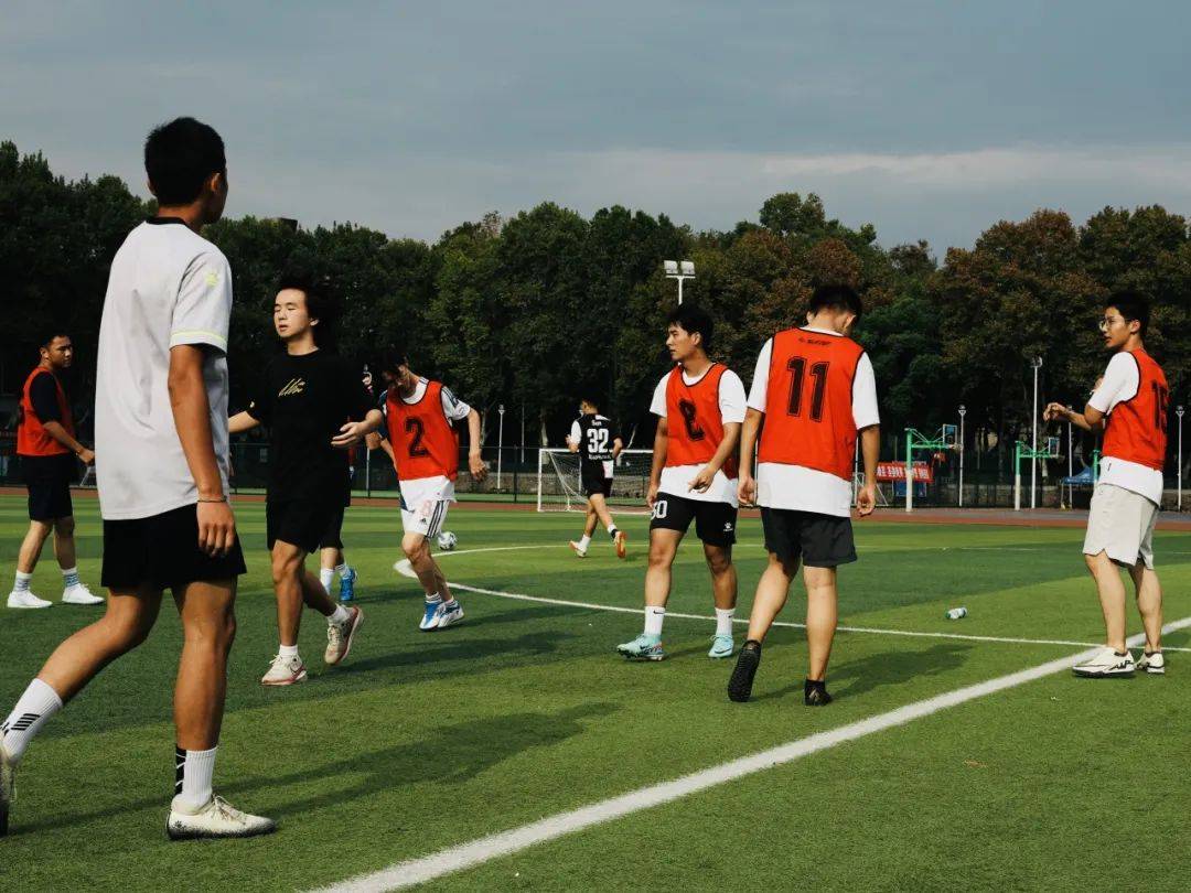 球员们为了团队荣誉,积极备战比赛 球员们为了团队荣誉,积极备战比赛