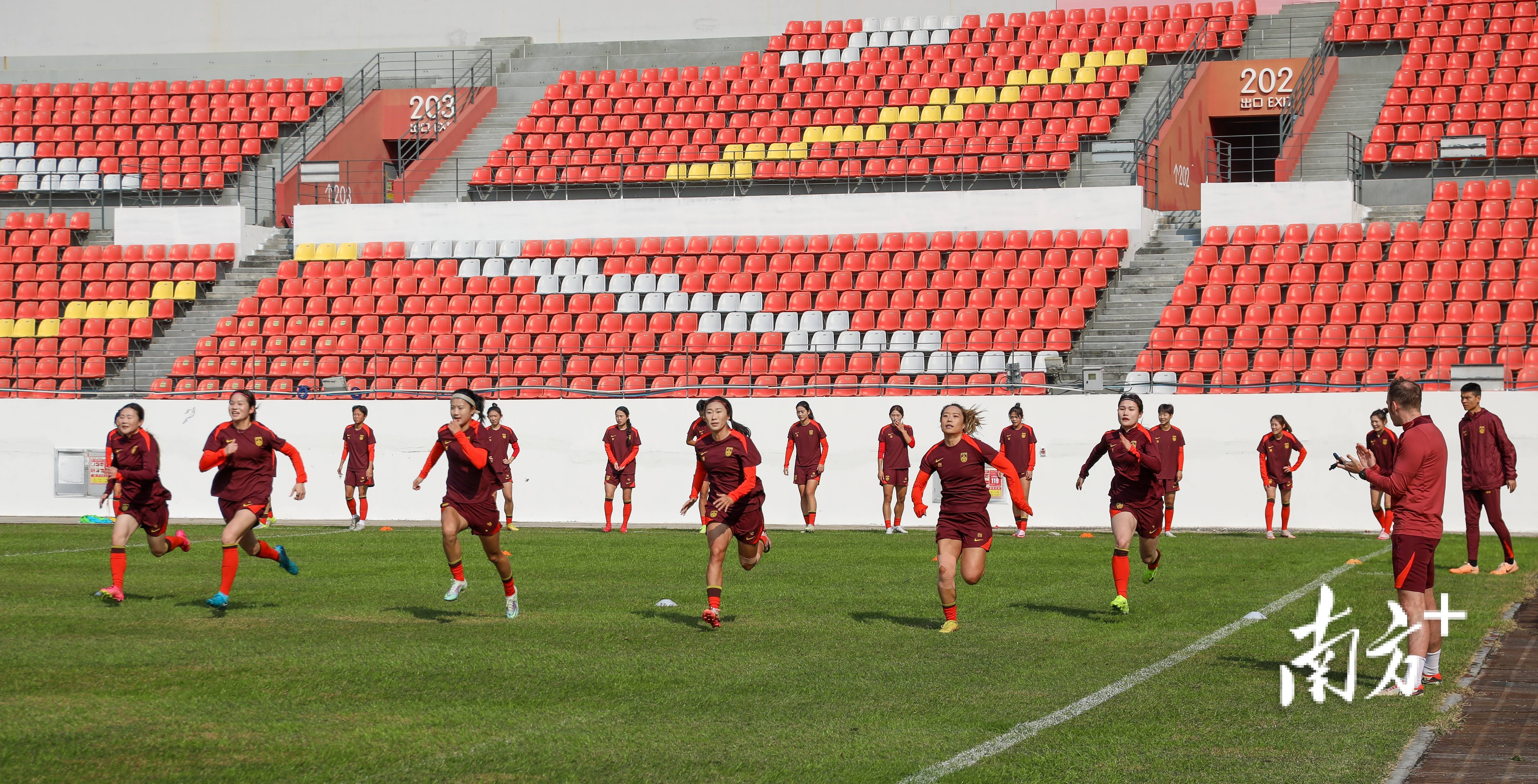 中国女足成功突围,晋级四强赛 中国女足成功突围,晋级四强赛