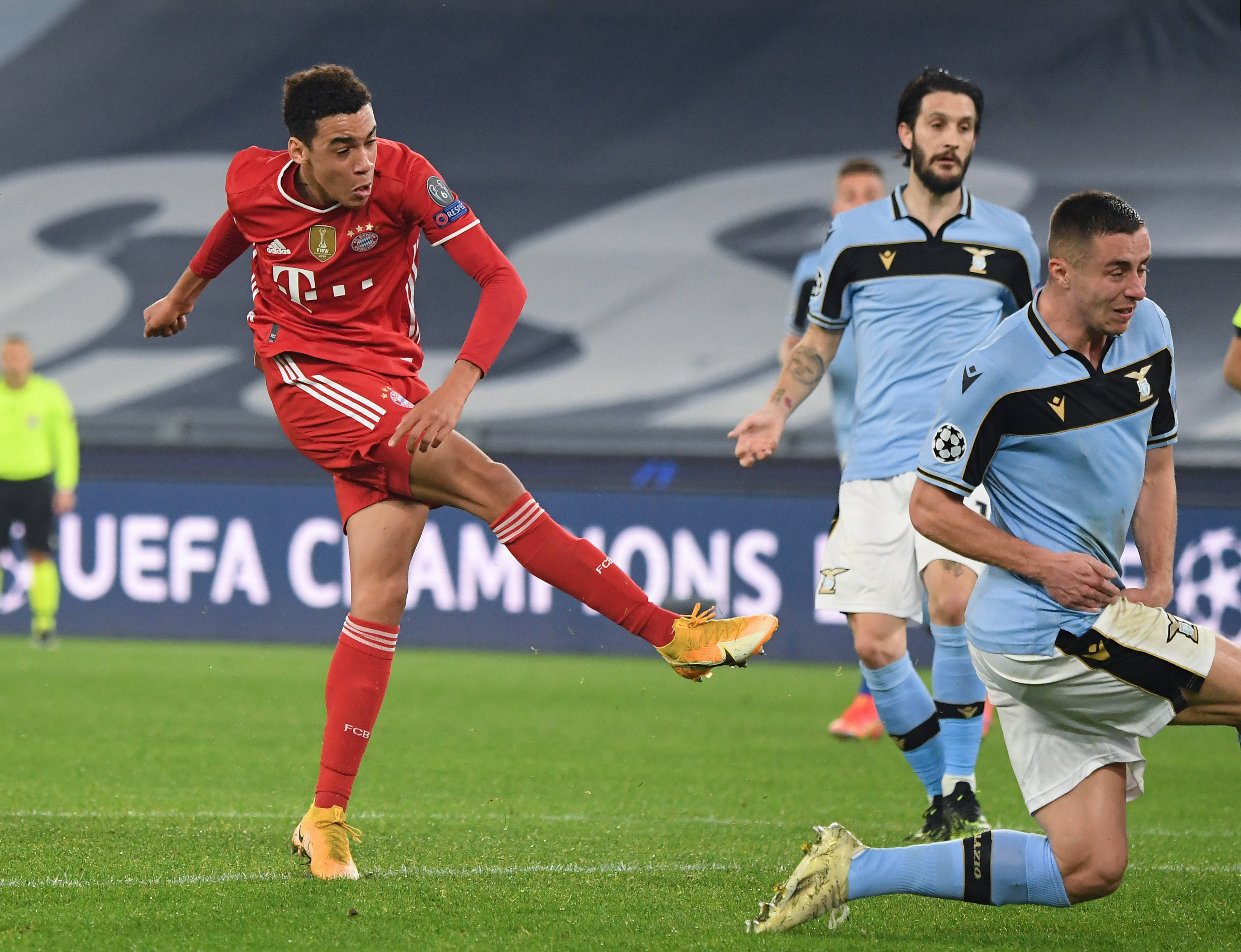 瓦伦西亚利用机会逆袭,击败拜仁跻身决赛 瓦伦西亚利用机会逆袭,击败拜仁跻身决赛