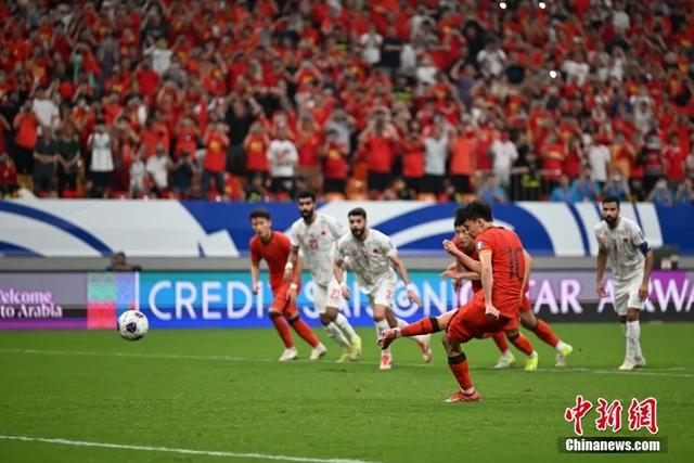 战胜对手,球员全力以赴取得胜利 战胜对手,球员全力以赴取得胜利