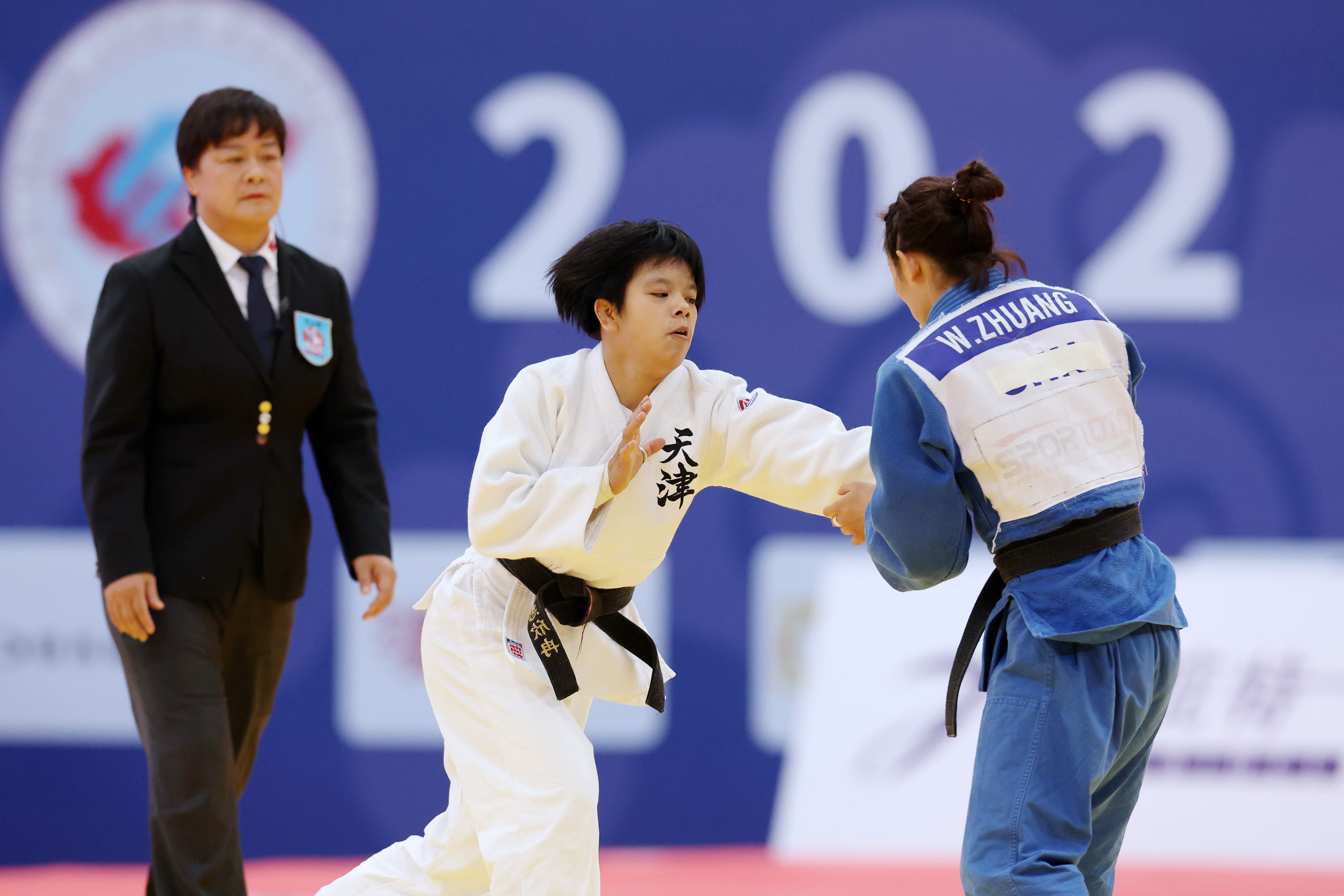 开云体育平台APP-柔道选手技高一筹，以绝佳功夫获胜