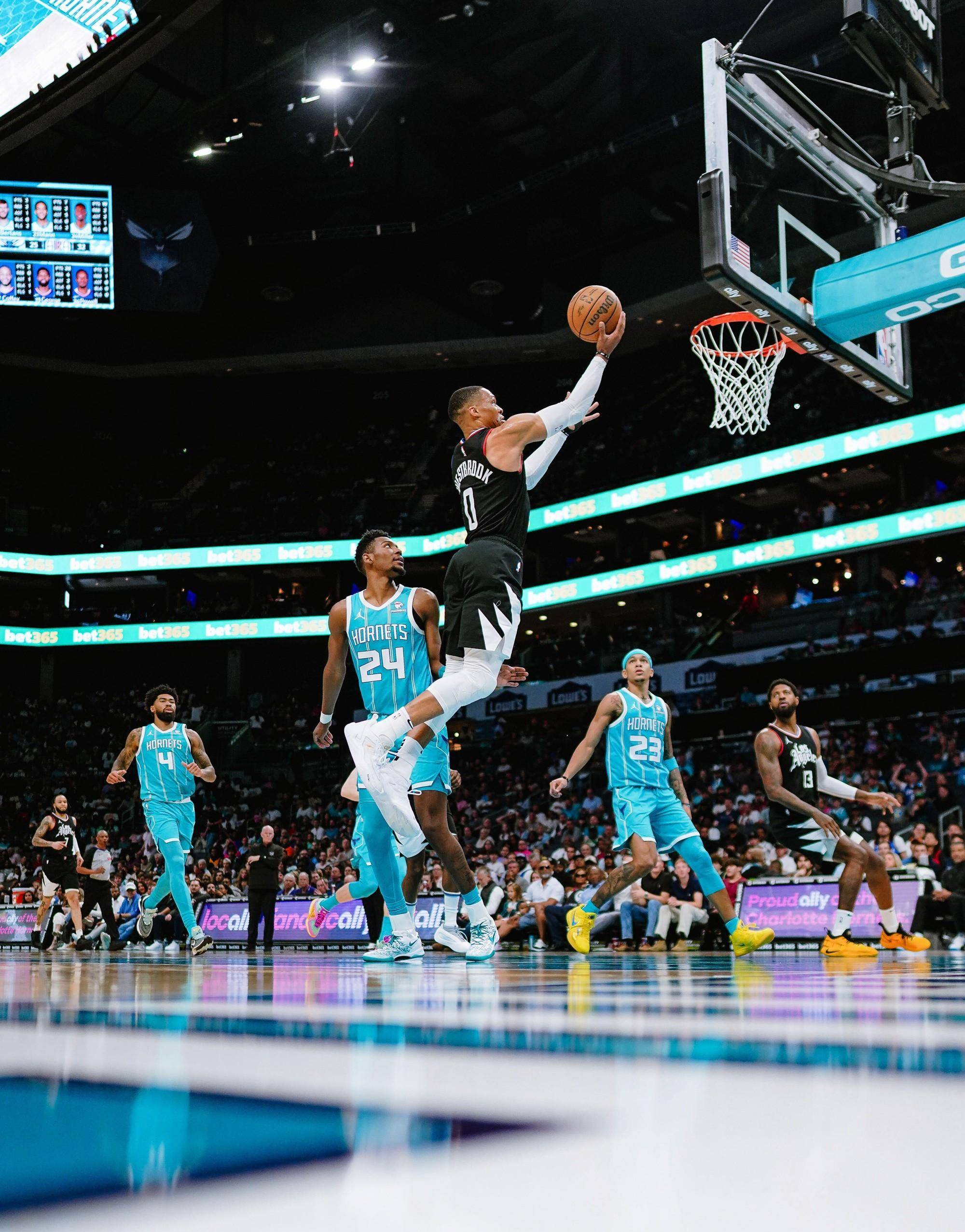 开云体育官网-快船横扫黄蜂，莱昂纳德独得30+成为全场焦点的简单介绍