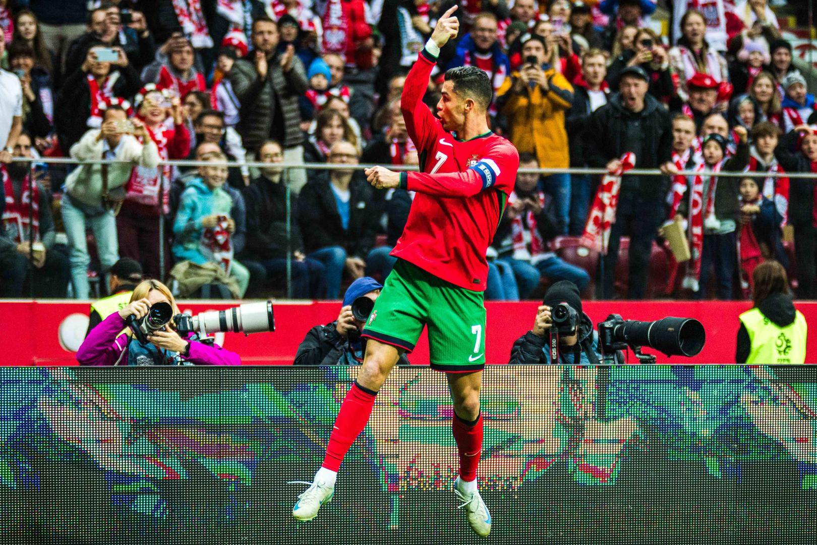 包含荷兰险胜克罗地亚，晋级欧洲国家联赛半决赛的词条