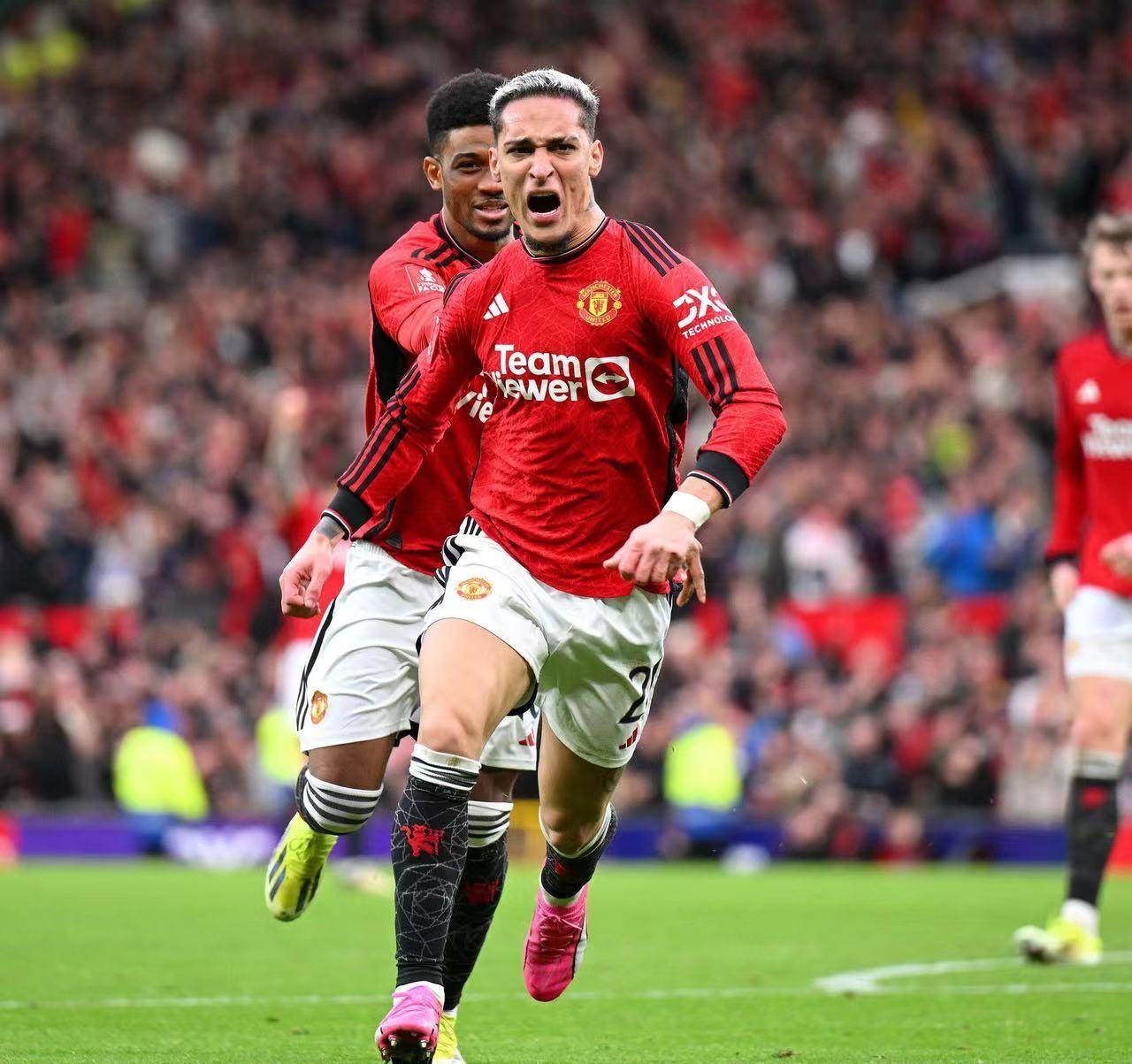 曼联后卫防守稳健，为球队守住三分