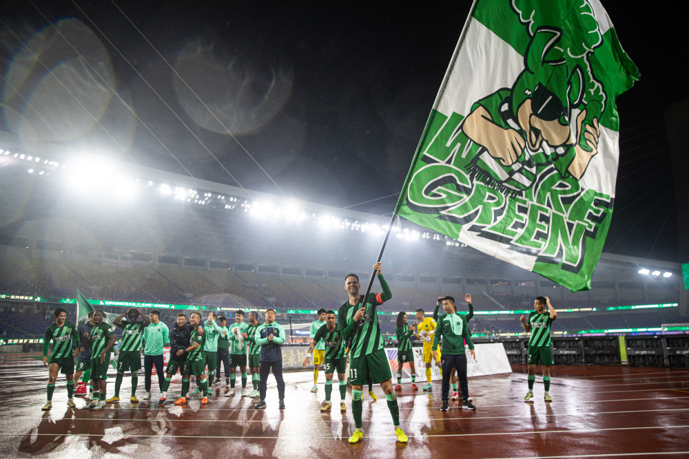 热衷足球运动的球迷扬起支持旗帜