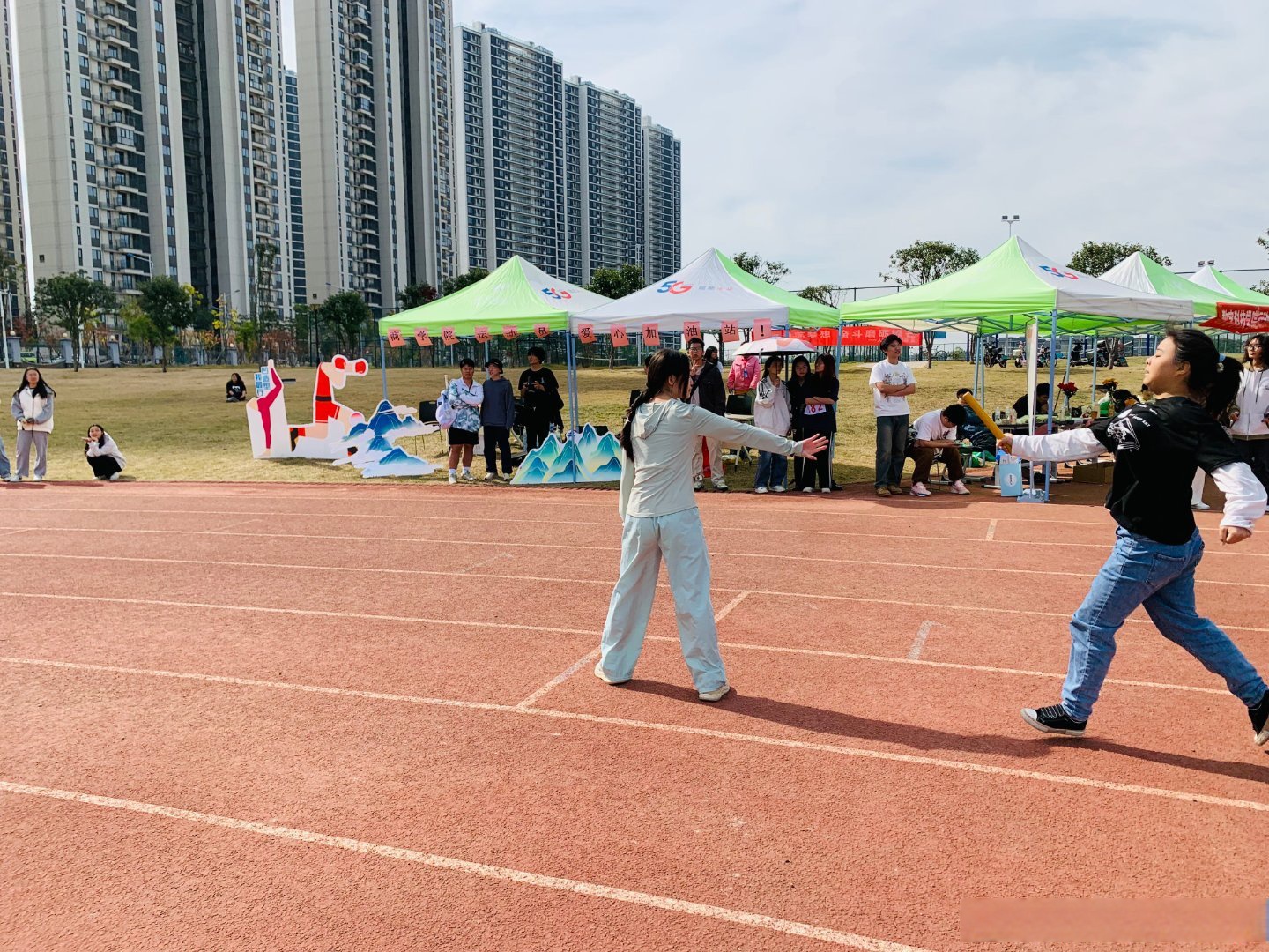 运动员们通过比赛向世界传递友谊和和平宣言