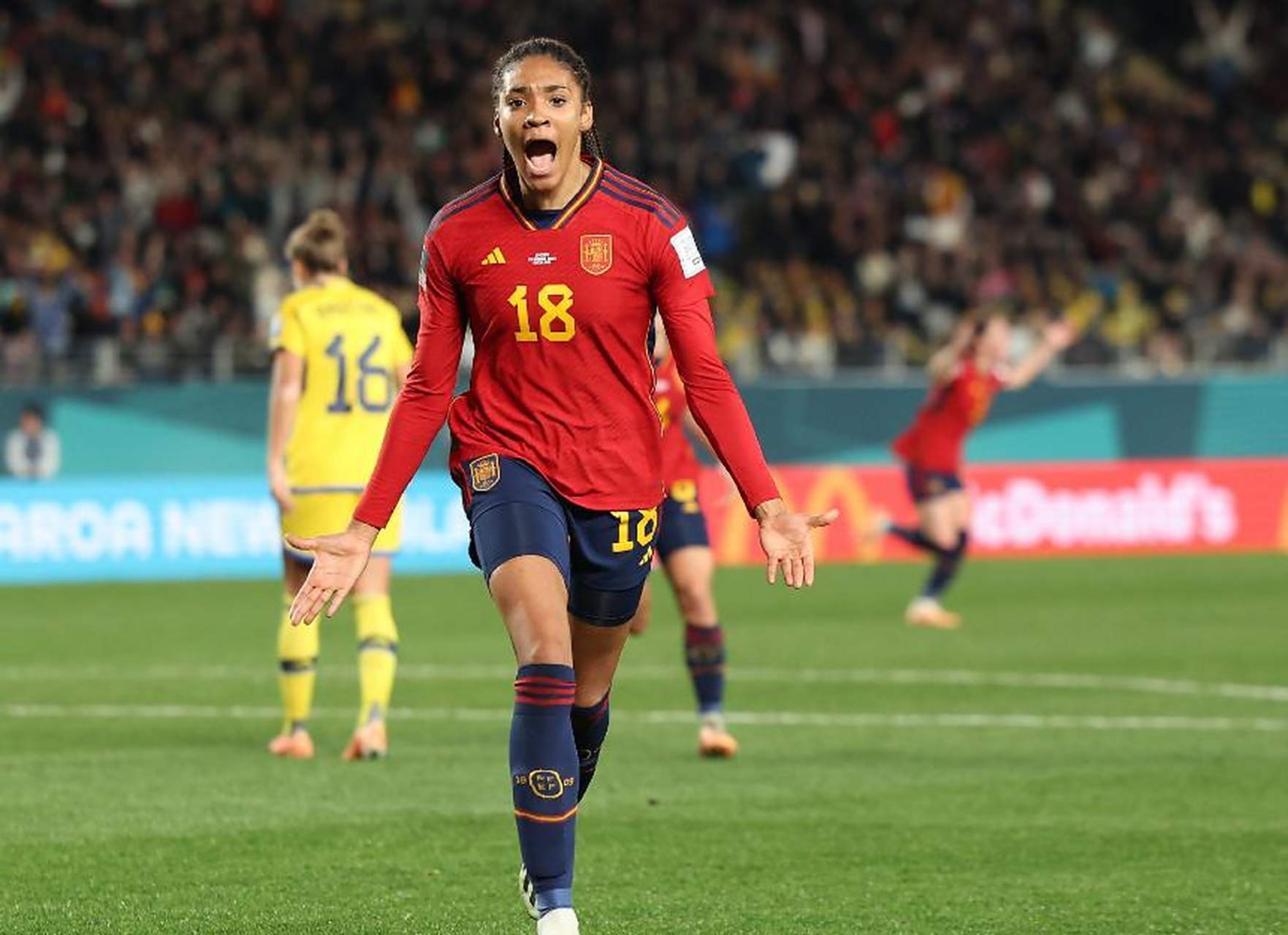 西班牙女足表现出色赢得观众喝彩