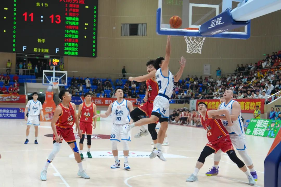 势均力敌!运动员展开激烈角逐,争夺荣誉 势均力敌!运动员展开激烈角逐,争夺荣誉