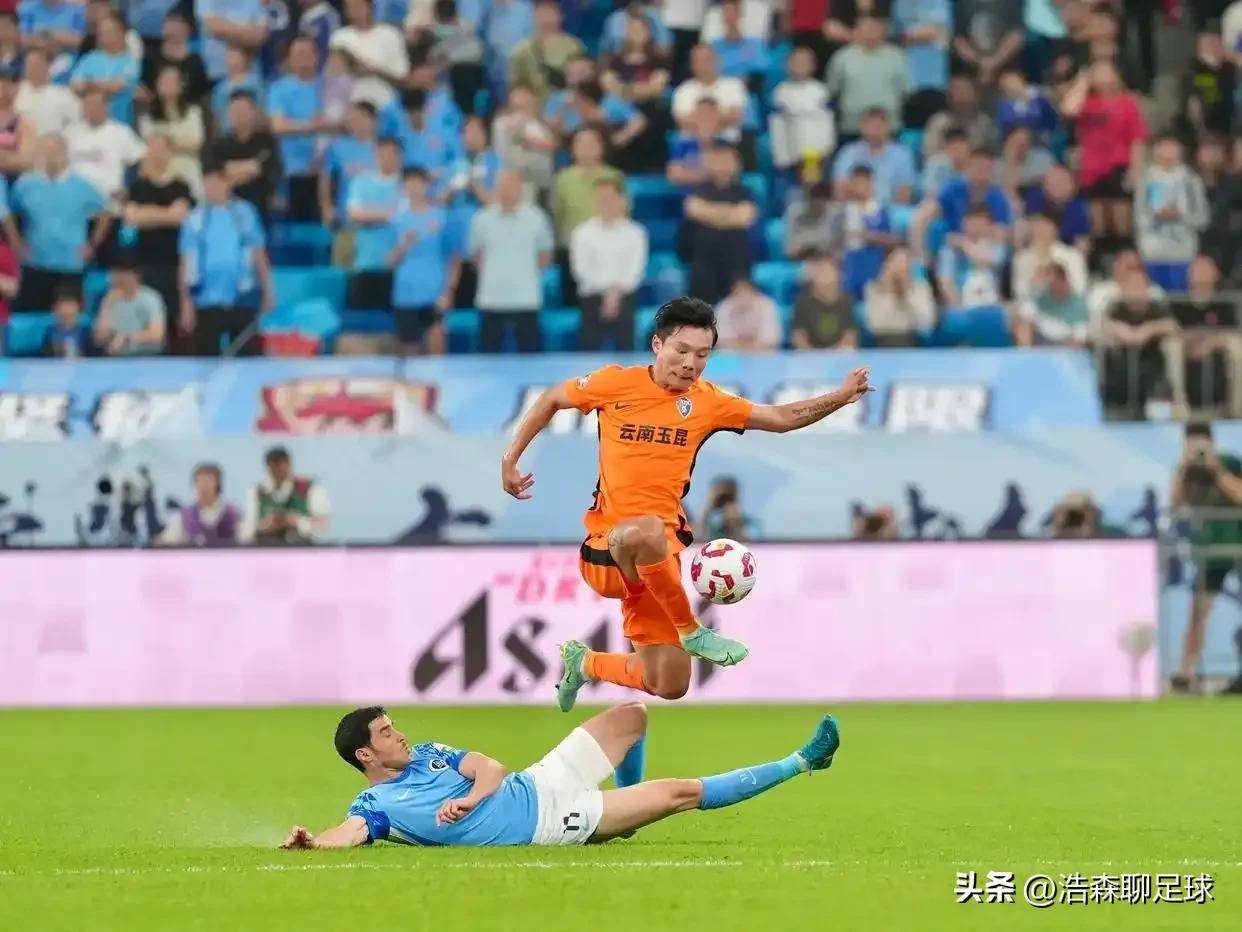 国内足球联赛热点话题不断，球队实力对比