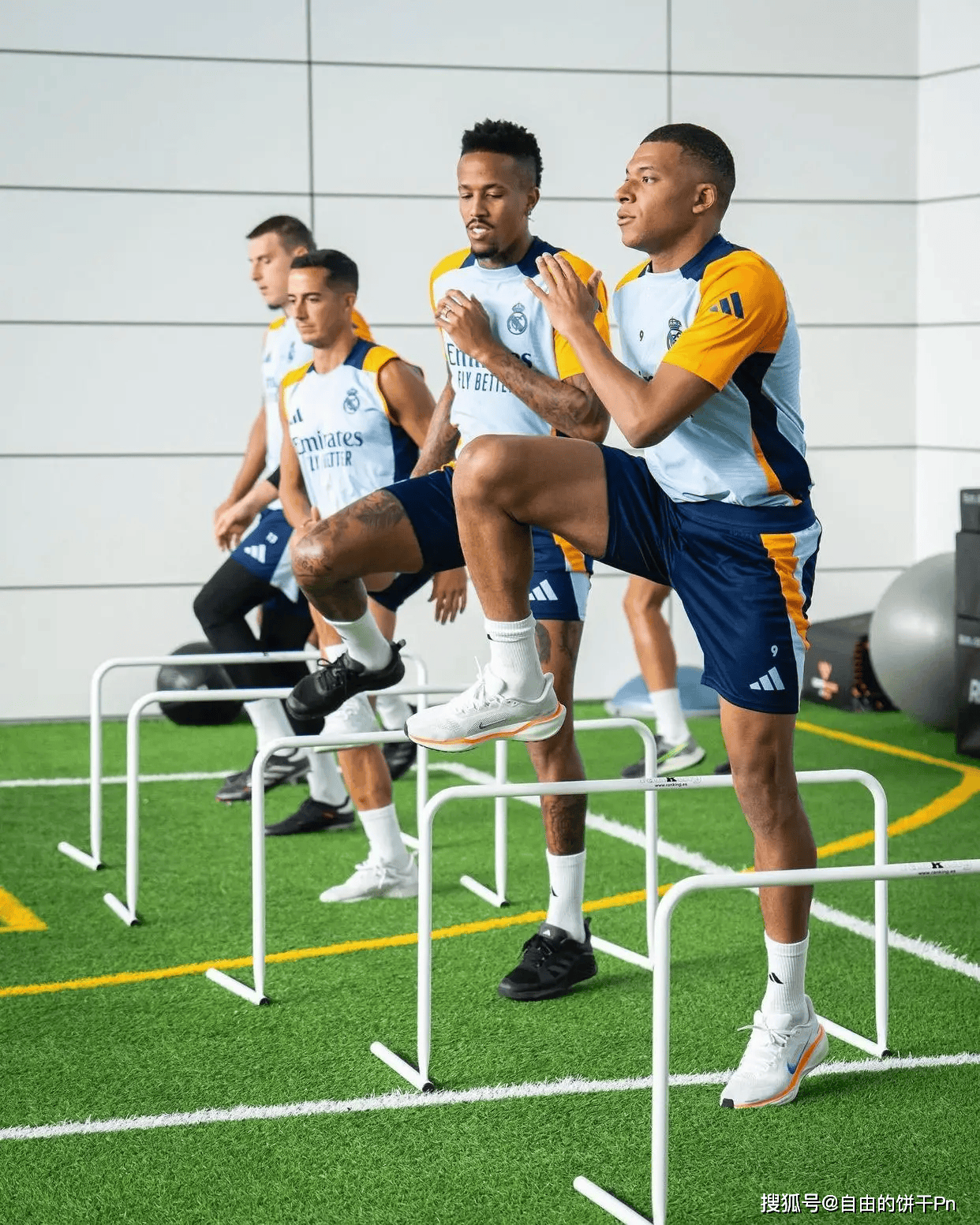 欧冠球队备战新一轮欧洲赛事的场外训练