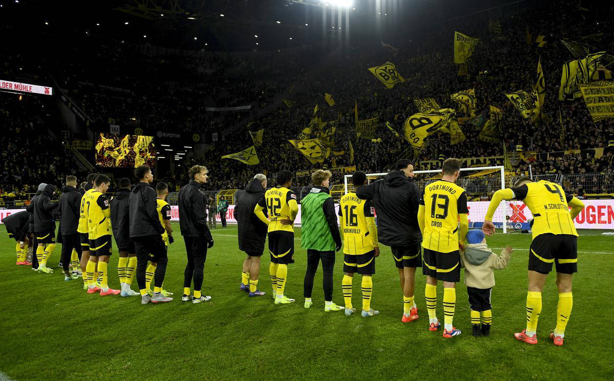 开云官网-多特蒙德客场惊险逆转，取得关键胜利