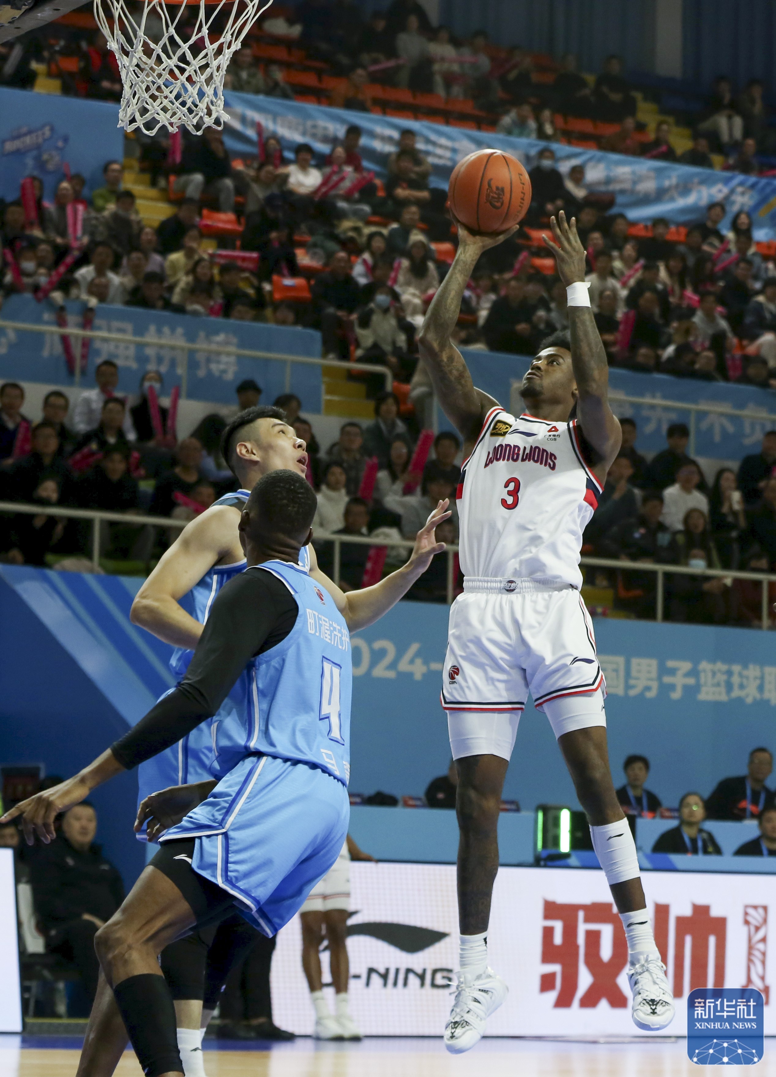 球员们在比赛中拼尽全力,为了胜利 球员们在比赛中拼尽全力,为了胜利