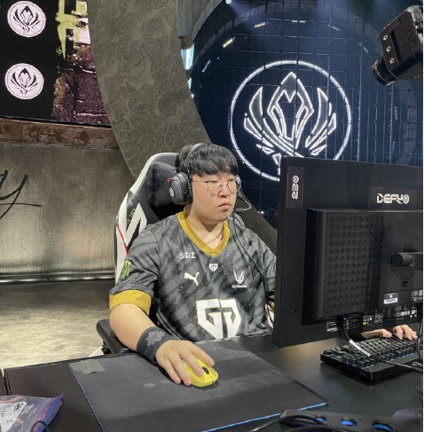 开云官网-GEN力克DRX，Uzi单局斩获MVP鏖战多局小组赛，留下经典瞬间