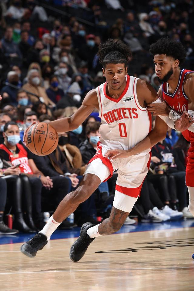 火箭外线射手发挥出色,攻防两端全面发力 火箭外线射手发挥出色,攻防两端全面发力