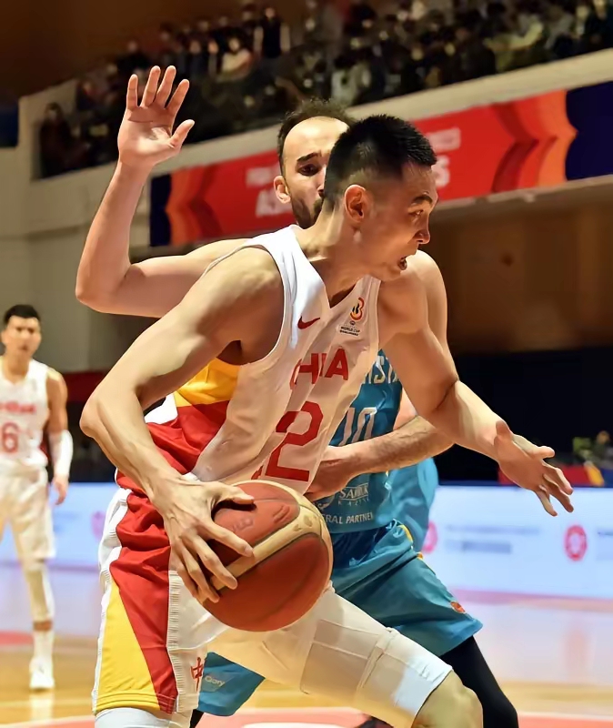 新疆男篮高效打进常规赛季军 新疆男篮高效打进常规赛季军